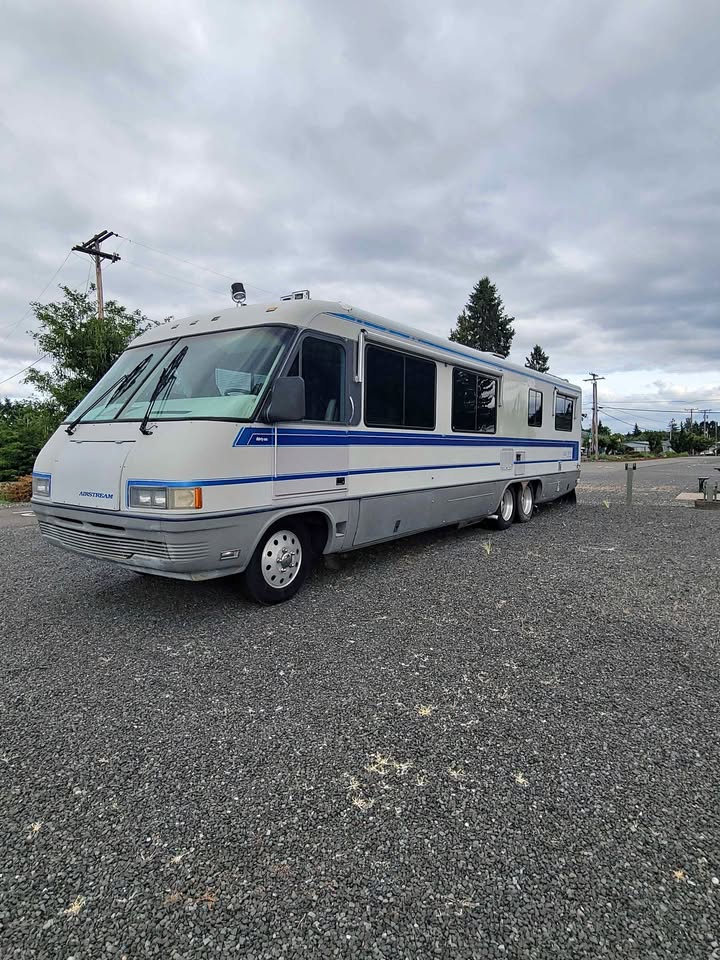 White 1992 Chevrolet Airstream automatic RV For Sale